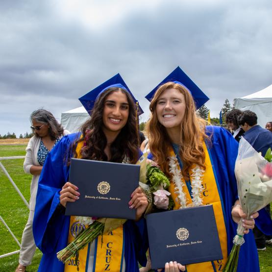 Әйел тез шешініп кетеді